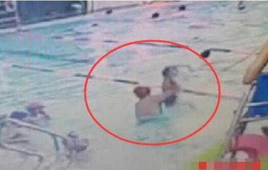 男童学游泳被猛摔究竟发生了什么事 看到监控后怒火被点燃了
