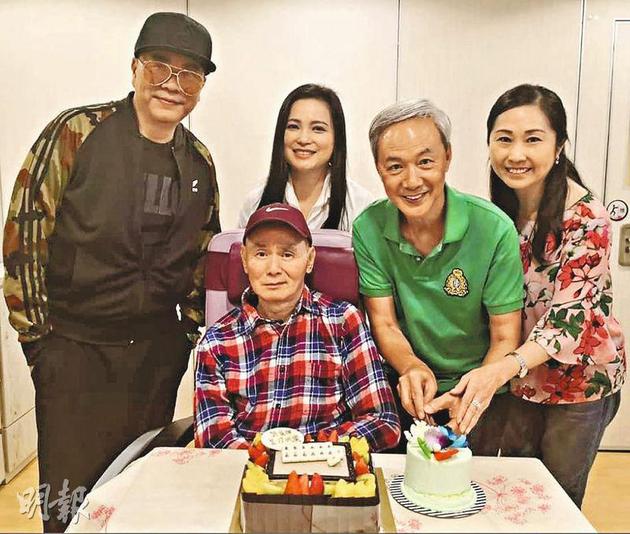 欧阳震华（后排左起）、樊亦敏、陈荣峻与太太吴香伦去护老院为刘家辉庆祝64岁生日，后者面对镜头表情多多，精神十分好。